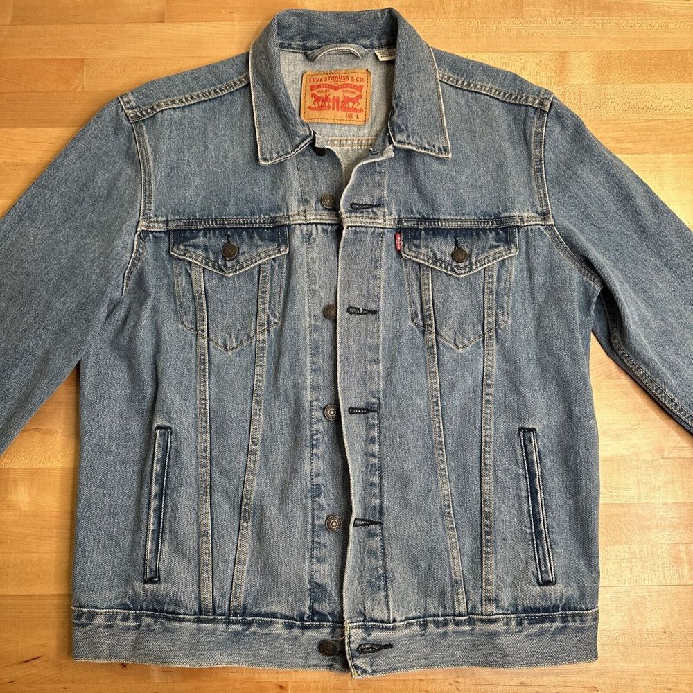Vintage Levi’s Made In USA Distressed Denim Jacket Size Large Trucker